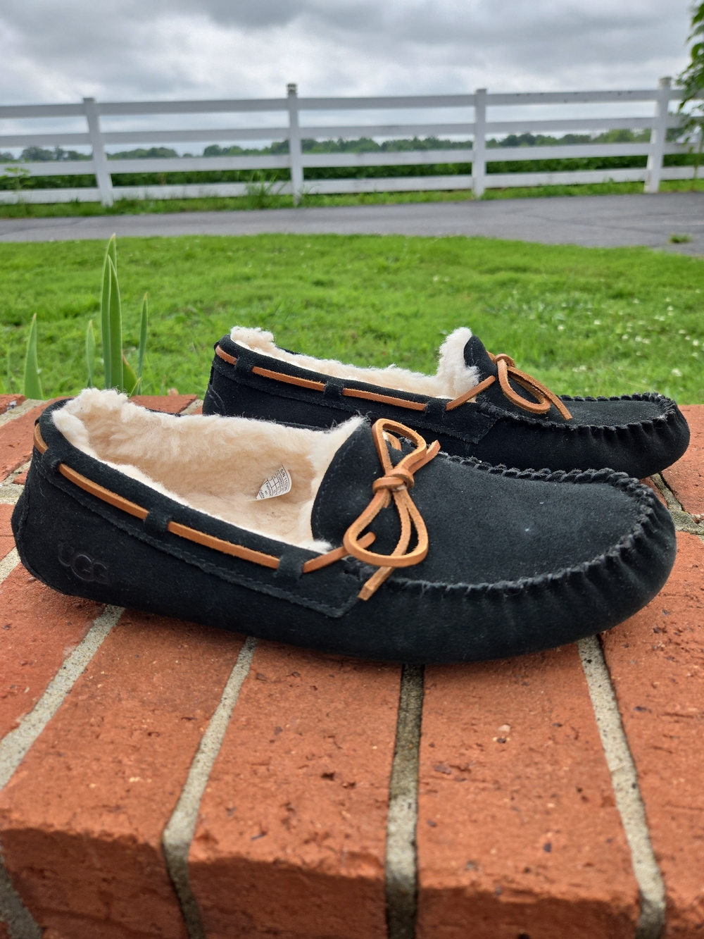 Ugg Dakota Women's Leather Wool Lined Slip On Moccasin Slippers Size 9